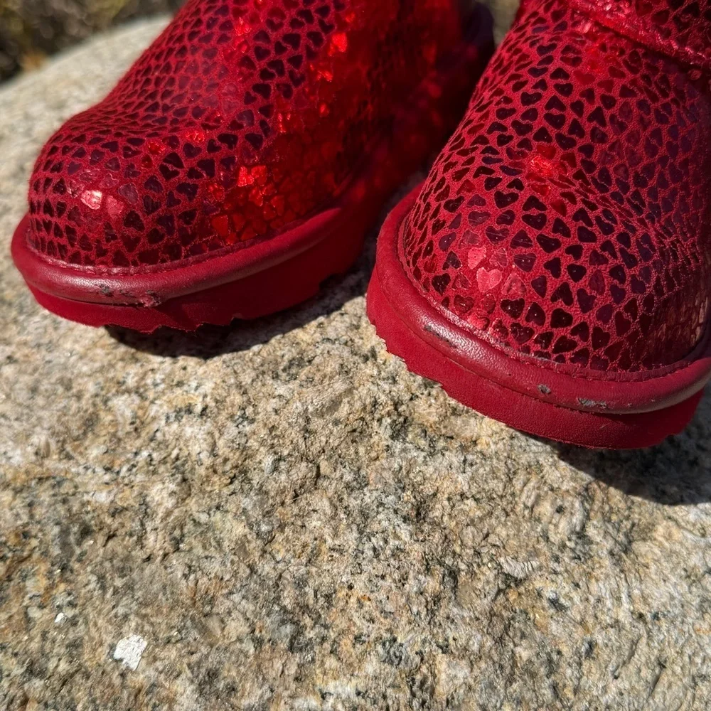 UGG Classic II Kids Short Boots Red Heart Print Shearling Lined Slip On Size 11